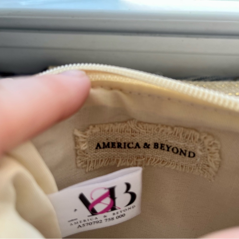 America & Beyond “N” Seed Bead Embellished Bag with Matching Wallet - Picture 5 of 7